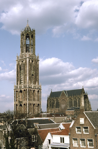 858077 Gezicht op de Domtoren en de Domkerk te Utrecht, vanaf de parkeergarage Springweg.